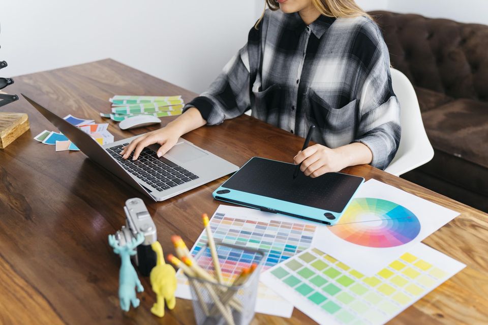 Grafikdesignerin mit Grafiktablett