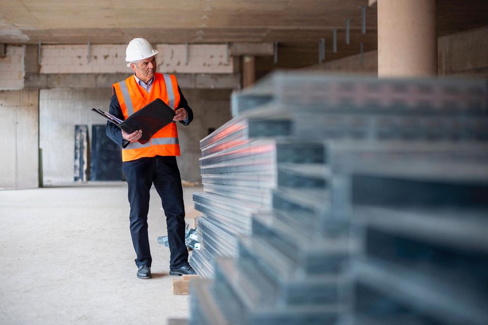 Ingenieur bei der Inspektion einer Rohbaustelle