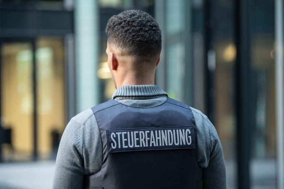 Ein Bediensteter der Steuerfahndung