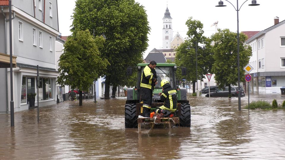 DLRG ist mit Booten im Einsatz und evakuiert die Menschen DLRG ist mit Booten im Einsatz und evakuiert die Menschen