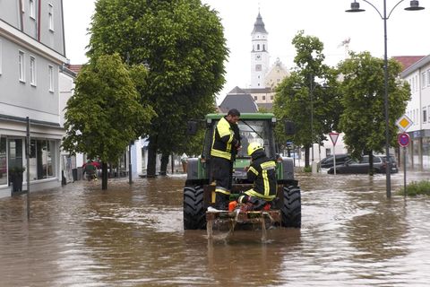 DLRG ist mit Booten im Einsatz und evakuiert die Menschen