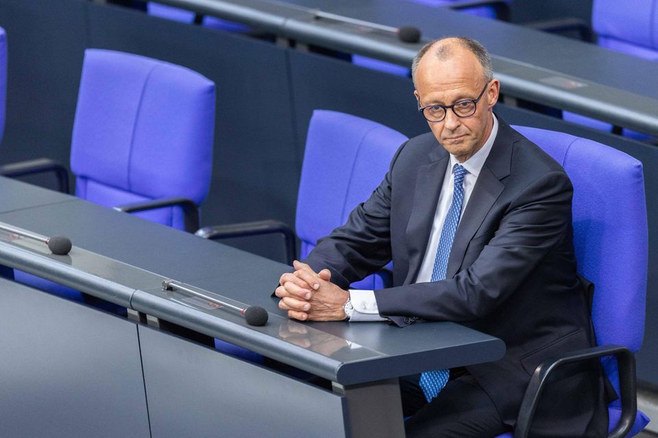 Friedrich Merz sitzt nach der Kanzlerwahl allein auf der Regierungsbank