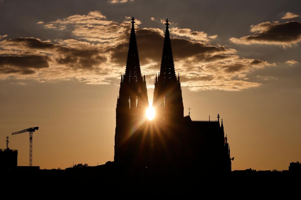 Hinter dem Kölner Dom geht die Sonne unter – Köln ist eines der vermögendsten Bistümer