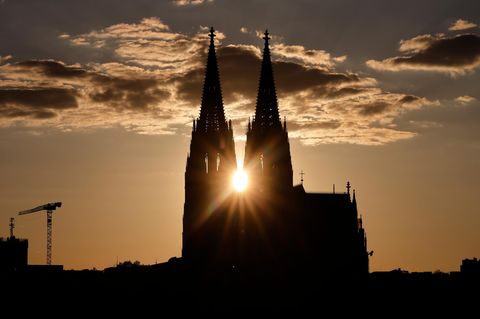 Hinter dem Kölner Dom geht die Sonne unter – Köln ist eines der vermögendsten Bistümer