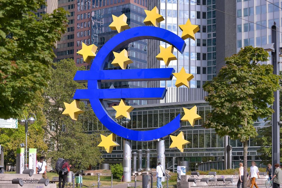 Euro Symbol am Willy Brandt Platz