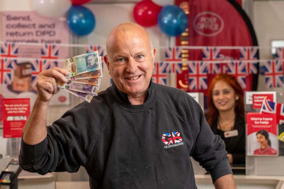 Mann hält britische Banknoten