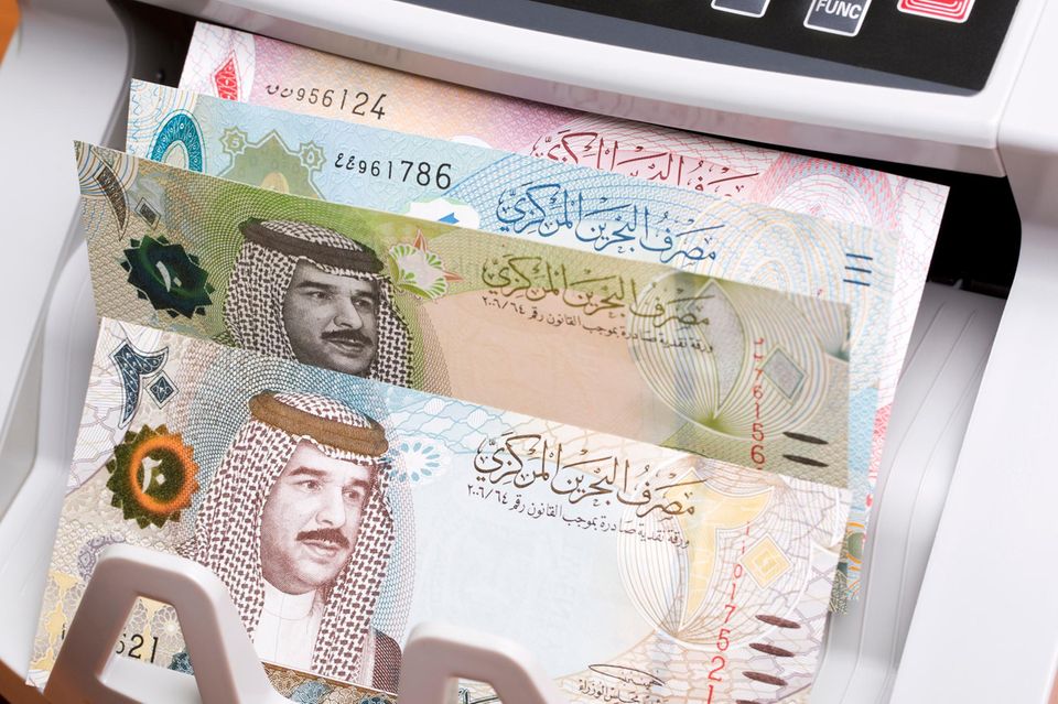 Bahrainische Dinar in der Zählmaschine