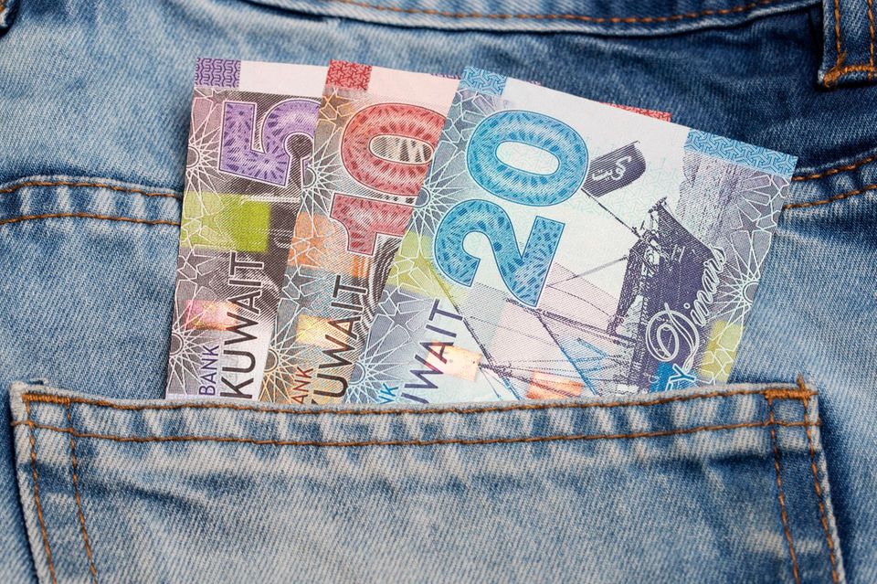 Kuwait-Dinar in einer Hosentasche