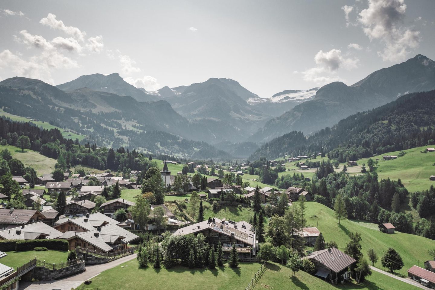 Wen es im Urlaub in so eine Idylle zieht, der ist im Hotel Alpenland sowie den zwei weiteren Schweizer Hotels aus dieser Kolumne bestens aufgehoben