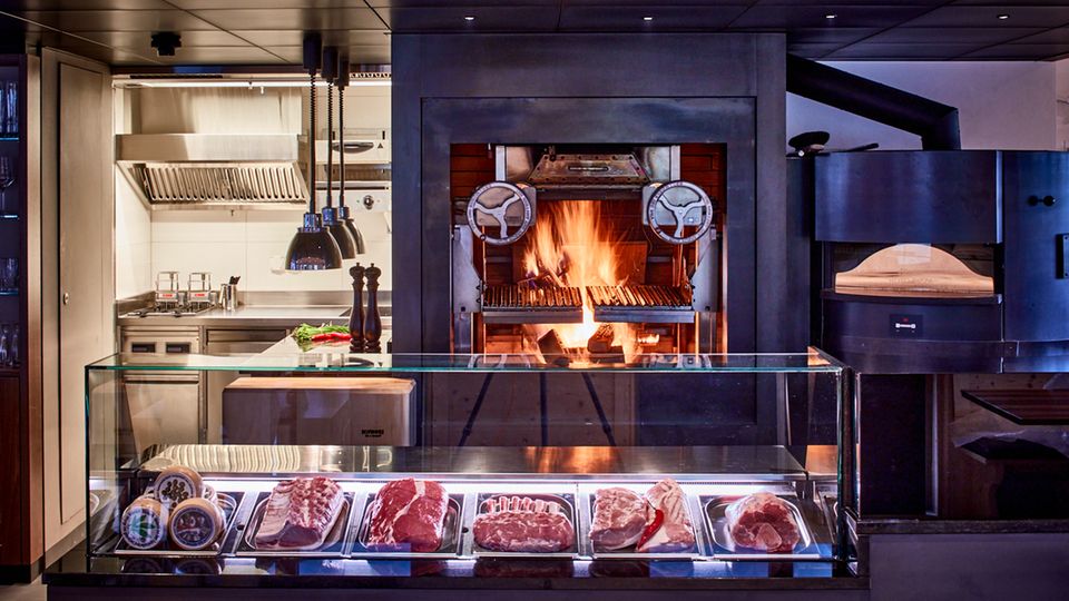 Die Showküche des Restaurants im Dorfhus Gupf ist spektakulär, die Grillgerichte köstlich