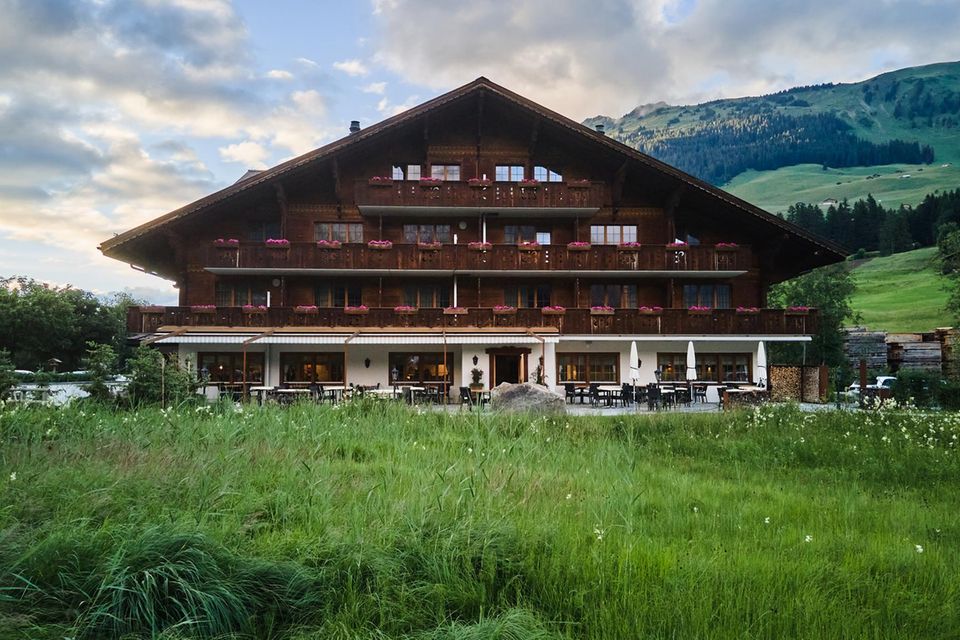 Com seu estilo arquitetônico tradicional, o Chalet-Hotel Alpenland se encaixa perfeitamente na paisagem montanhosa de tirar o fôlego