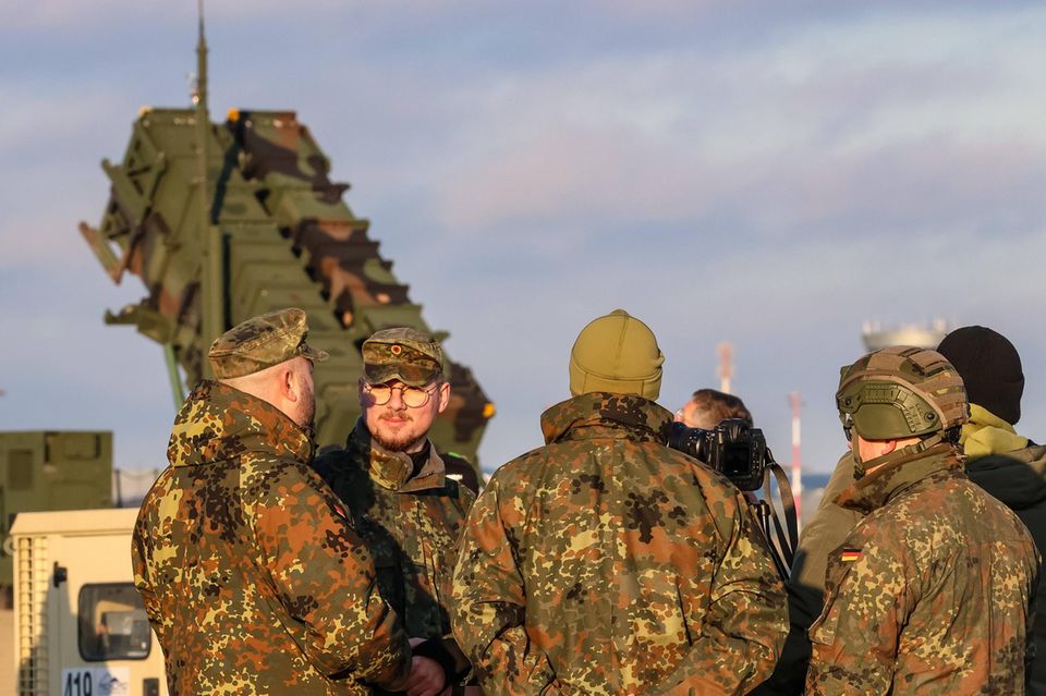 In Polen stationierte deutsche Soldaten transportieren Batterien des Boden-Luft-Abwehrsystems MIM 104 Patriot