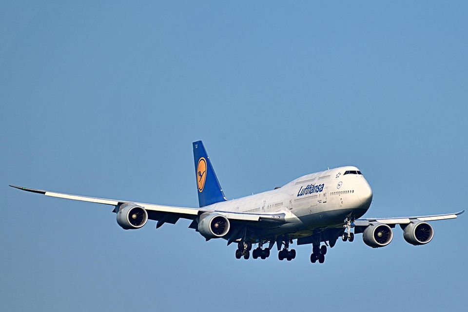 Eine Boeing 747 der Lufthansa befindet sich im Landeanflug, auf Boeing könnten Zölle fällig werden