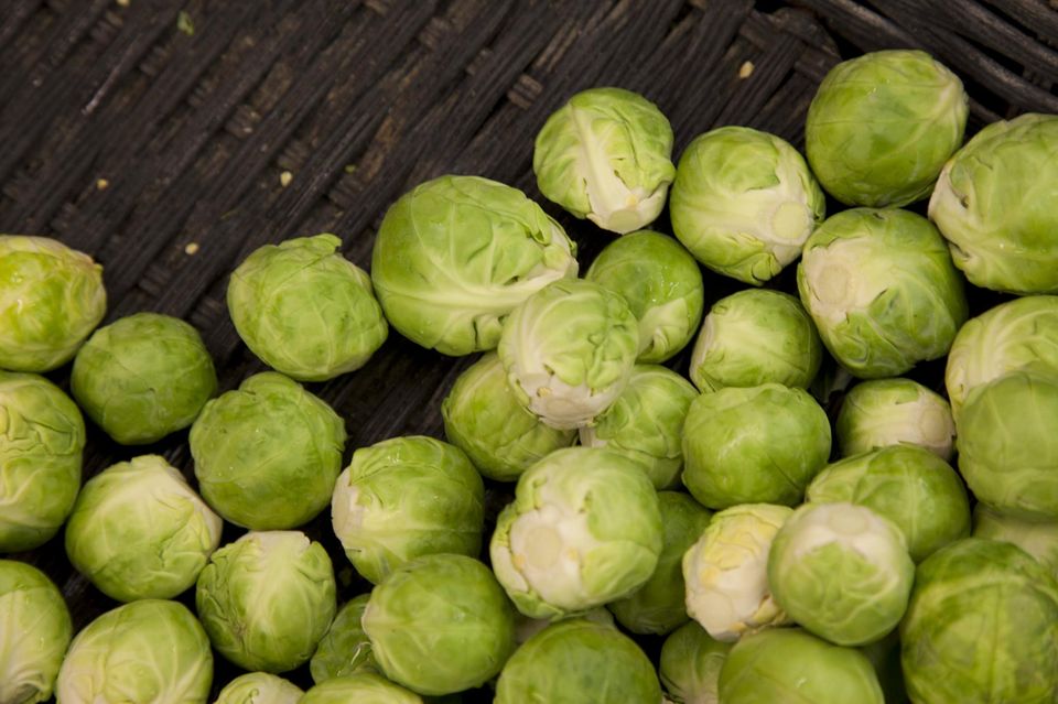 Rosenkohl liegt auf einer schwarzen Oberfläche