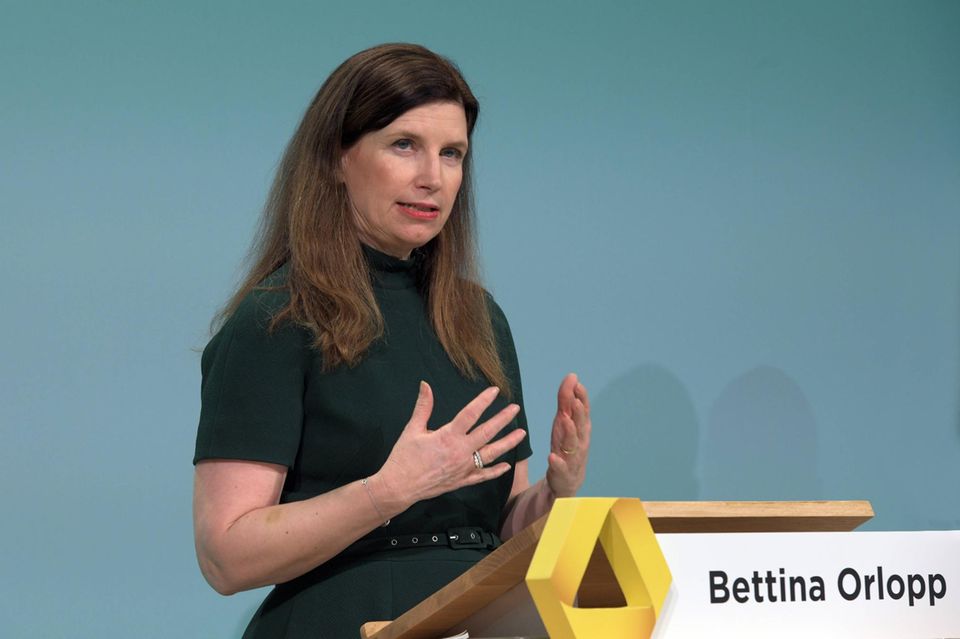 Commerzbank-Chefin Bettina Orlopp spricht zur Presse