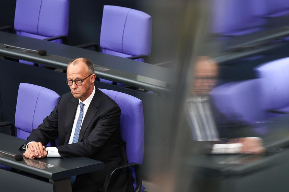 Friedrich Merz sitzt auf dem Platz des Bundeskanzlers im Plenarsaal des Bundestags