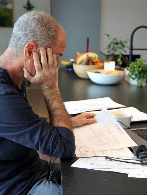Ein Mann nimmt an einem Meeting über den Laptop teil