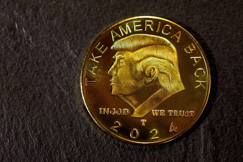 Eine Münze mit der Prägung eines Trump-Coin (Symbolfoto)