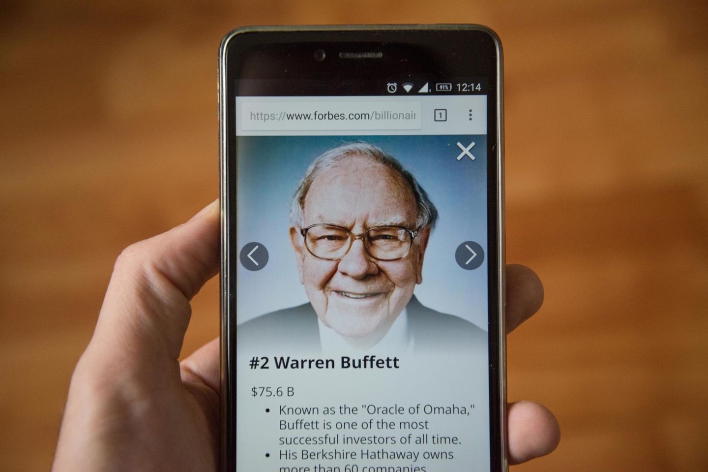 Das Gesicht von Warren Buffett ist auf einem Smartphone-Bildschirm zu sehen