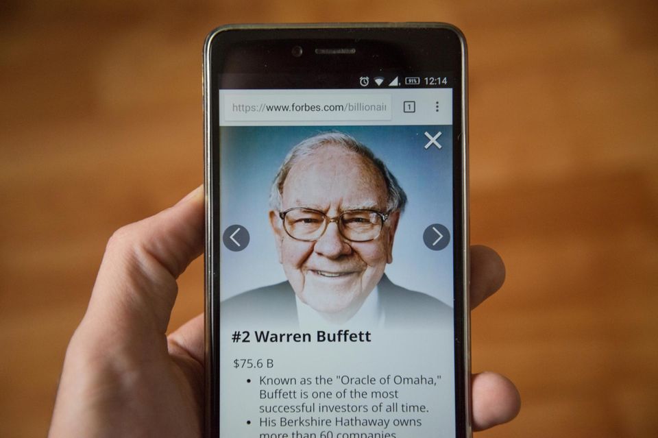 Das Gesicht von Warren Buffett ist auf einem Smartphone-Bildschirm zu sehen