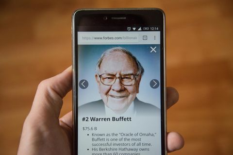 Das Gesicht von Warren Buffett ist auf einem Smartphone-Bildschirm zu sehen
