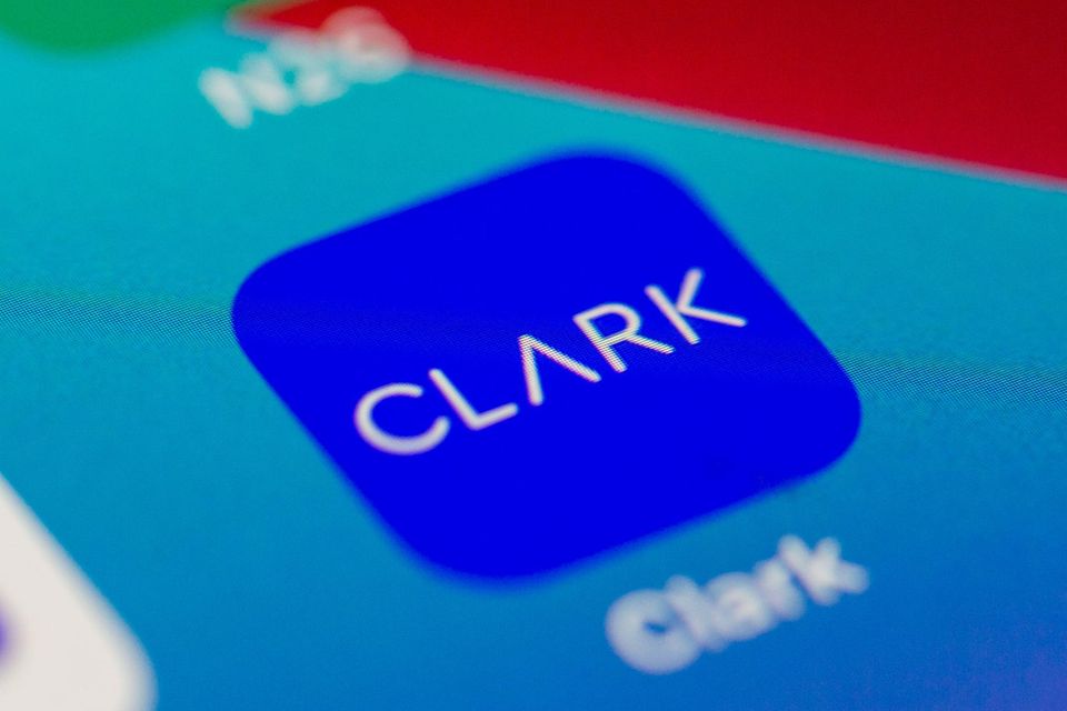 Auf dem Bildschirm eines Smartphones sieht man das Logo der App des digitalen Versicherungsmanagers Clark