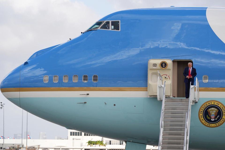 Donald Trump steht auf der Treppe der Air Force One