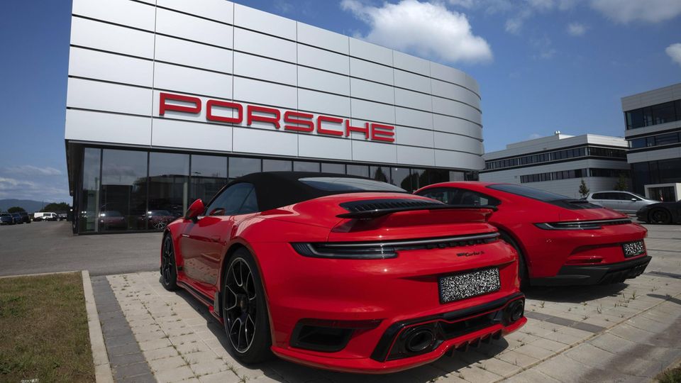 Porsche Händler mit zwei roten Porsche Autos