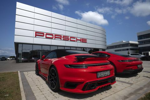 Porsche Händler mit zwei roten Porsche Autos