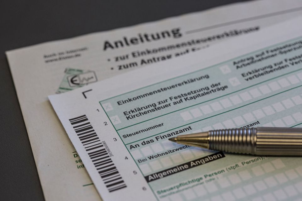 Das Bild zeigt eine Steuererklärung mit Anleitung
