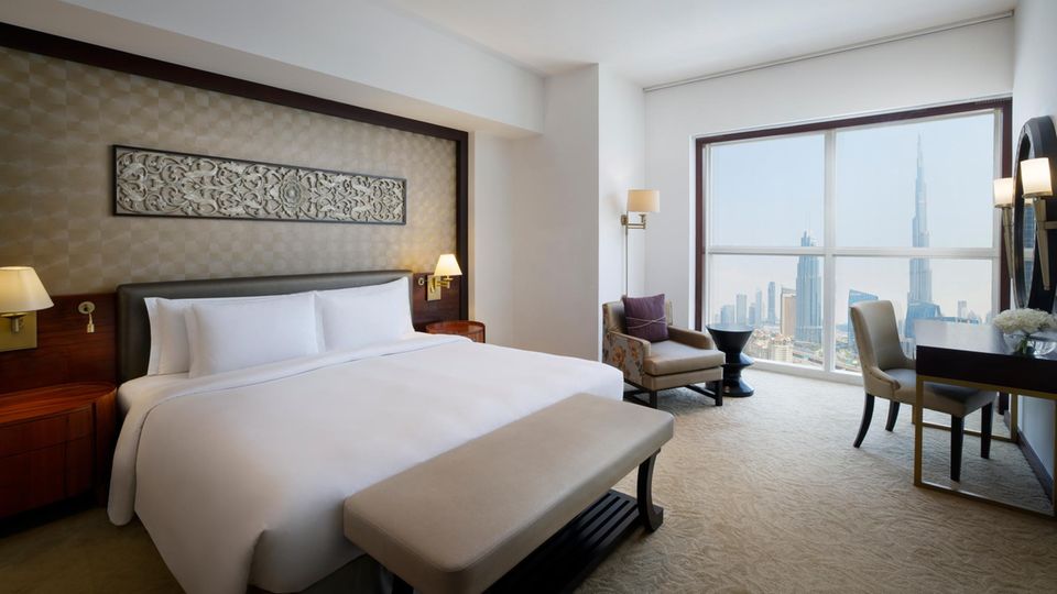 Von meinem Zimmer aus, einer „Two Bedroom Apartment Suite”, bietet sich ein täglicher Blick auf den höchsten Wolkenkratzer der Welt