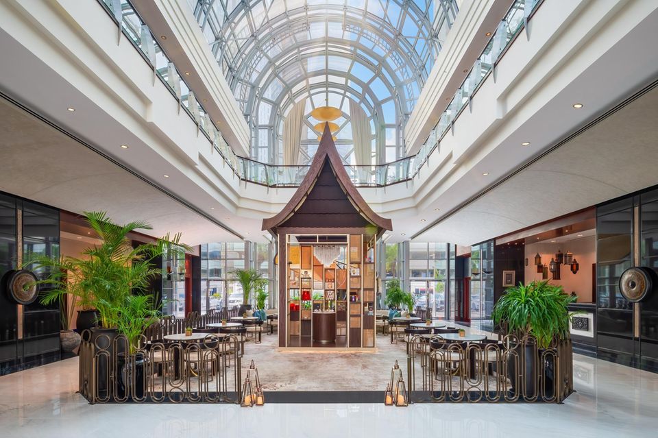 The glass dome roof of the “Dusit Thani” allows plenty of daylight into the hotel lobby
