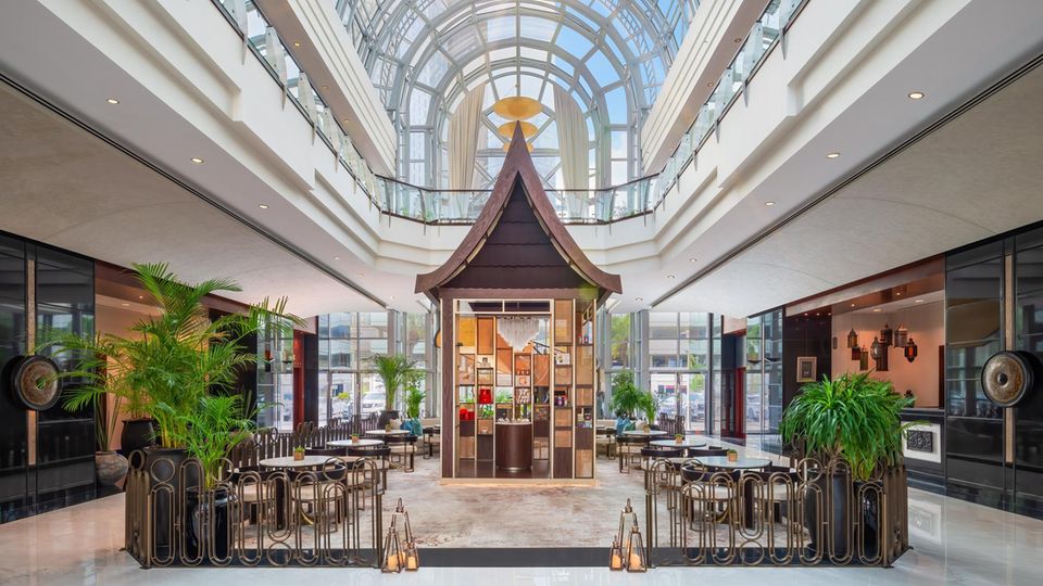 Durch das gläserne Kuppeldach des „Dusit Thani“ fällt viel Tageslicht in die Lobby des Hotels