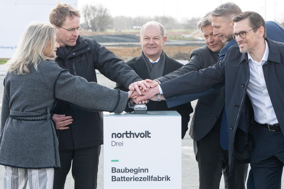 Olaf Scholz, Robert Habeck, Daniel Günther und Northvolt-Manager drücken auf einen Knopf, der den Baustart in Heide symbolisiert