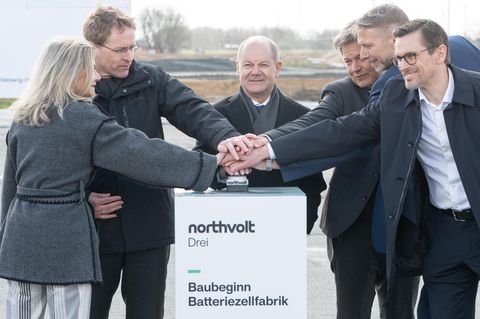 Olaf Scholz, Robert Habeck, Daniel Günther und Northvolt-Manager drücken auf einen Knopf, der den Baustart in Heide symbolisiert