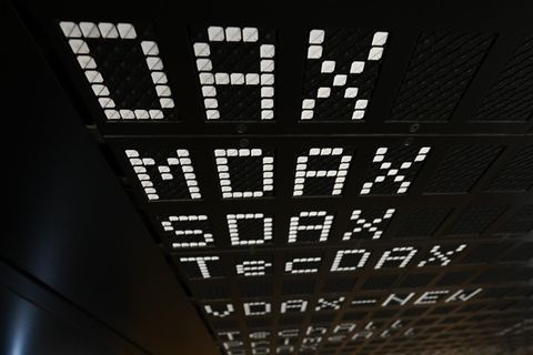 Die Indizes „Dax“, „MDax“, „SDax“ und „TecDax“ sind auf dem Parkett der Frankfurter Börse auf einer Anzeigetafel gelistet