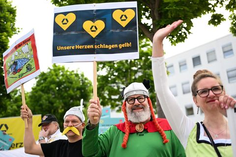 Mitarbeiter der Commerzbank protestieren gegen eine mögliche Übernahme durch die Unicredit-Bank