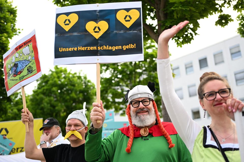 Mitarbeiter der Commerzbank protestieren gegen eine mögliche Übernahme durch die Unicredit-Bank