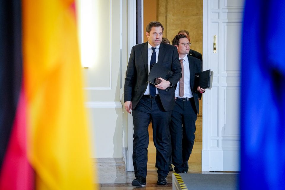 Finanzminister Lars Klingbeil kommt zur Pressekonferenz zur Steuersenkung