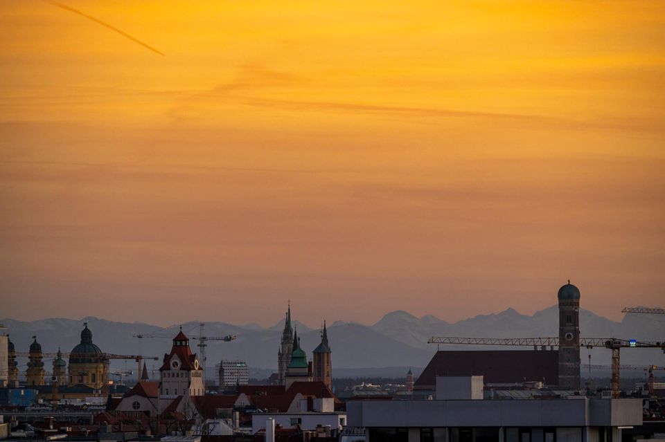 Ein Panoramabild von München vor den Alpen