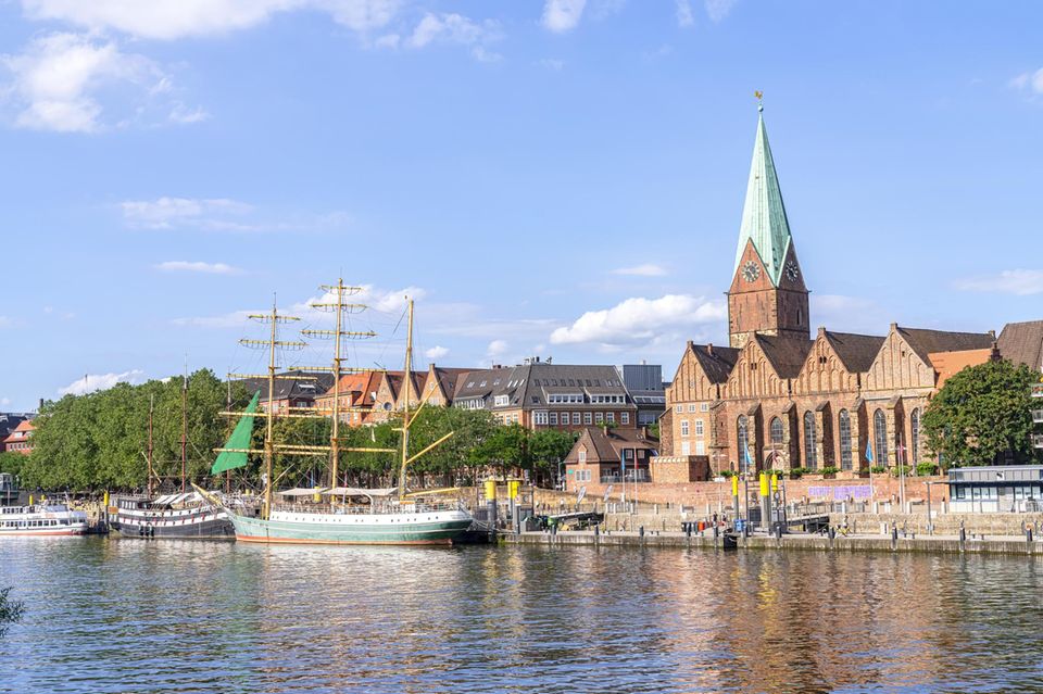 Schiffe liegen in der Weser an der Bremer Altstadt vor Anker