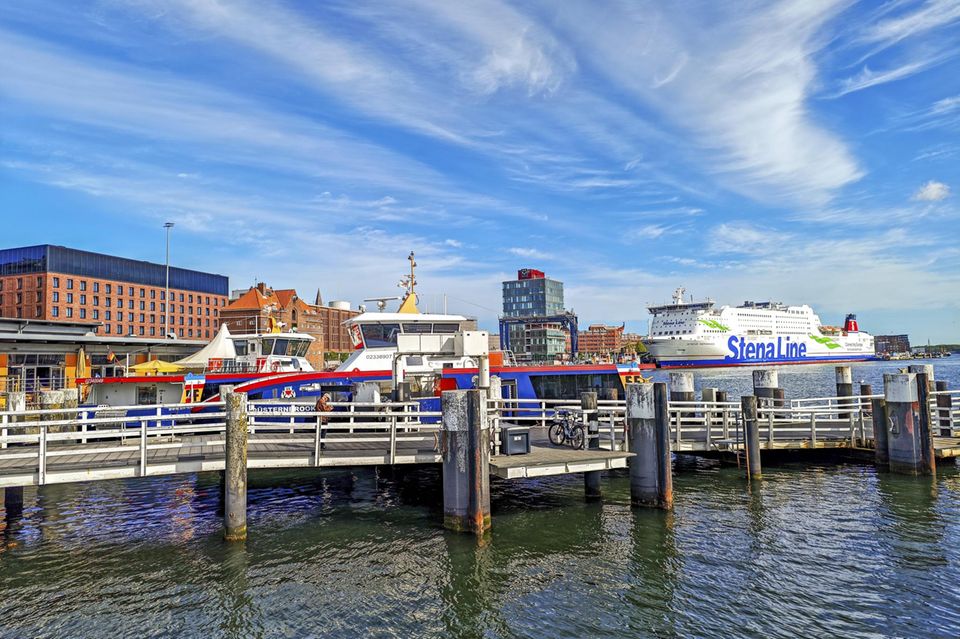 In der Kieler Förde liegen Schiffe bei blauem Himmel