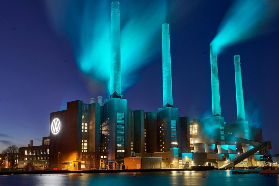 Eine Nachtaufnahme des VW-Werks in Wolfsburg
