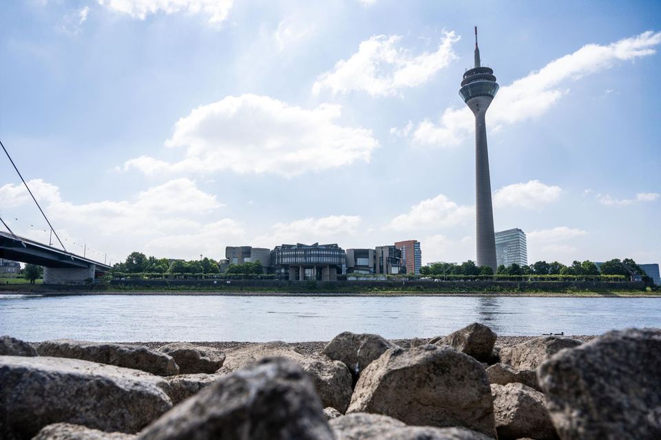 Ein Panoramabild vom Rhein in Düsseldorf mit Blick auf den Landtag und den Rheinturm