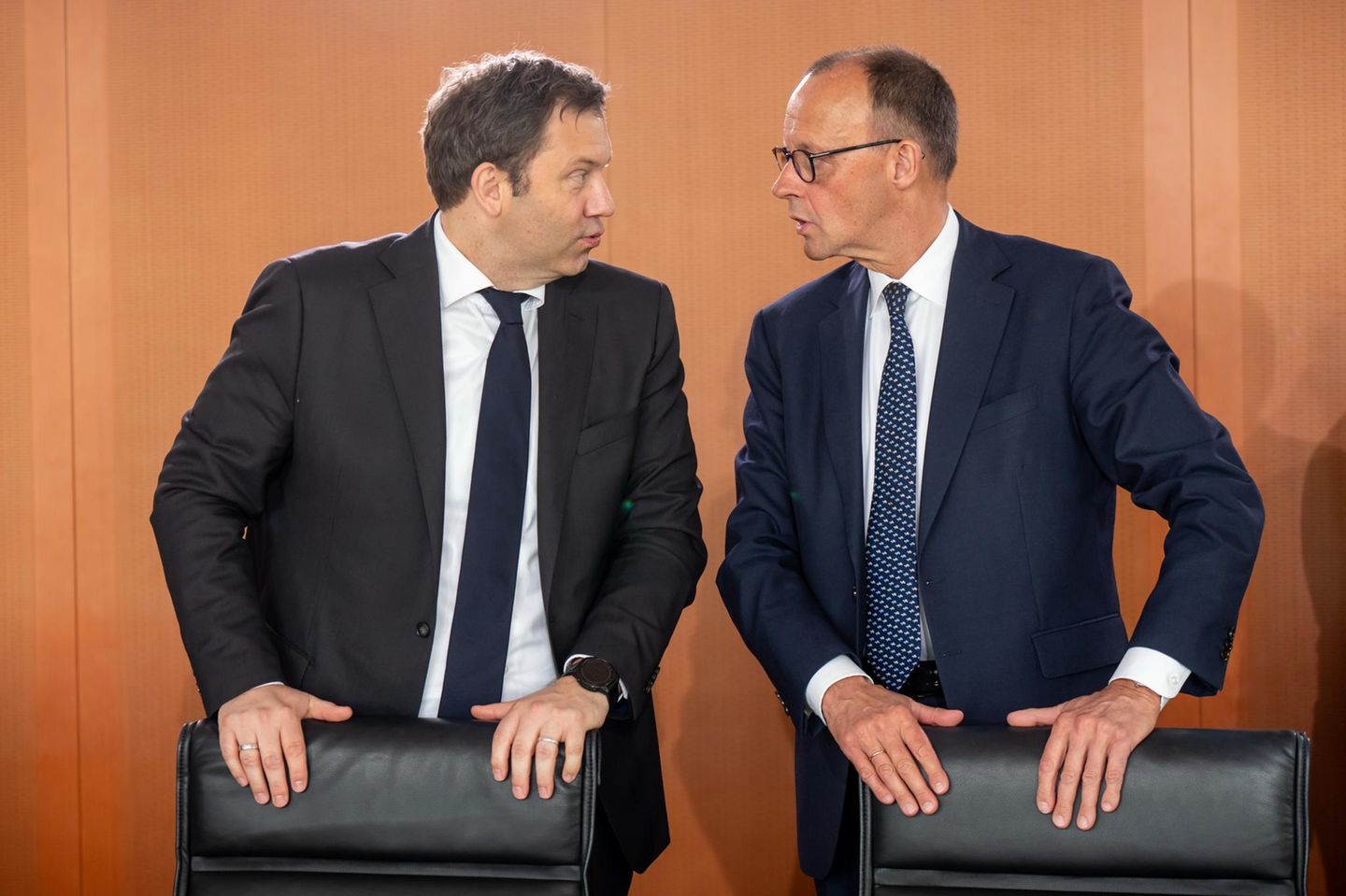 Finanzminister Lars Klingbeil spricht mit Bundeskanzler Friedrich Merz