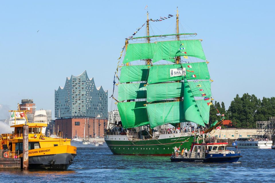 Ein Segelschiff fährt vor der Elbphilharmonie durch den Hamburger Hafen