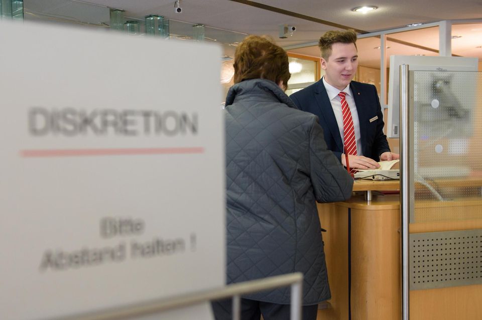 Ein Bankkaufmann der Sparkasse berät einen Kunden