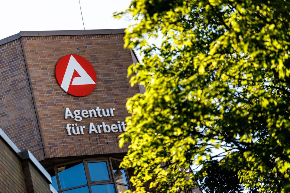 Das Logo der Agentur für Arbeit ist am Gebäude der Behörde in München zu sehen