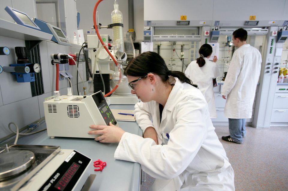 Eine Chemikantin analysiert etwas auf einem Bildschirm