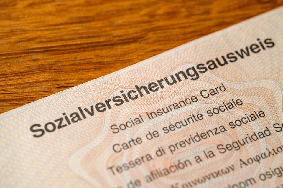 Ein Sozialversicherungsausweis liegt auf einem Holztisch